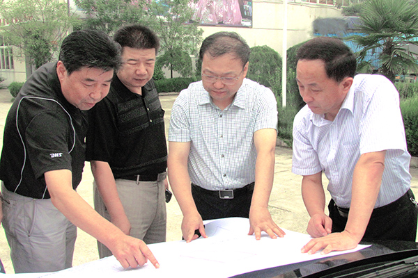 六安市委常委、束學(xué)龍副市長來集團(tuán)督查“退城進(jìn)園”工作。
