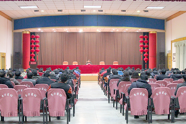 集團(tuán)全年管理工作會議，圍繞《勁霸總裁洪忠信致員工一封信》的內(nèi)容，要求全體高管人員要爭做團(tuán)隊(duì)的領(lǐng)頭人、行為準(zhǔn)則的標(biāo)桿和以身作則的榜樣。