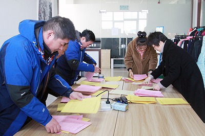2019年12月8日，集團黨委召開第四次換屆選舉大會-工作人員統(tǒng)計選票