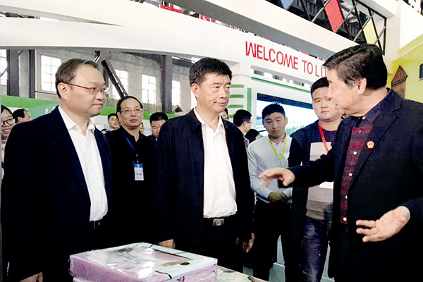 安徽省委常委、六安市委孫云飛書記在全市工業(yè)品展銷會上駐足察看公司產(chǎn)品-
